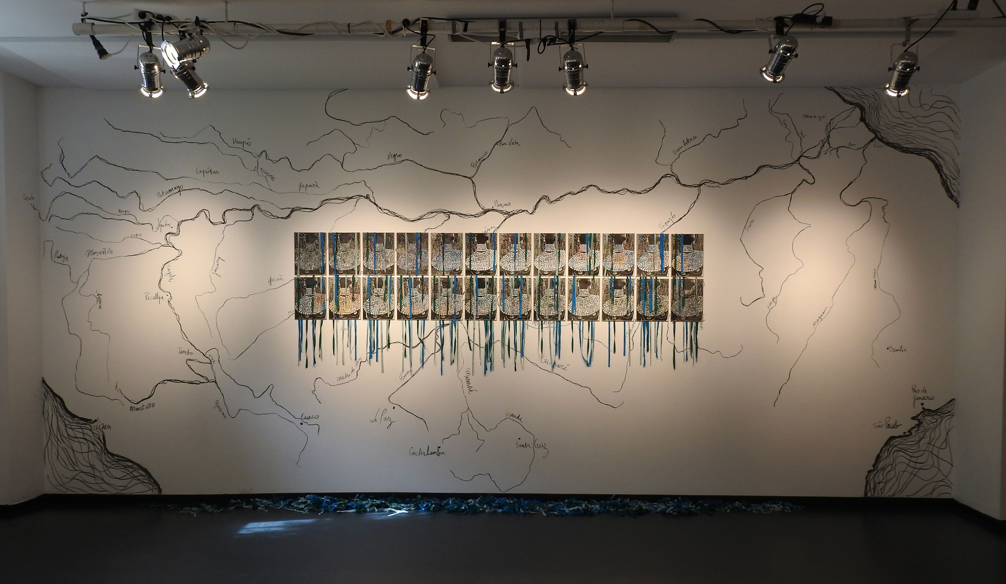 Quelque chose a été oublié par peur | Iara no por do sol, installation de 24 xylographie, gouache, serigraphie sur texte et dessin au fusain, 2022, taille variable