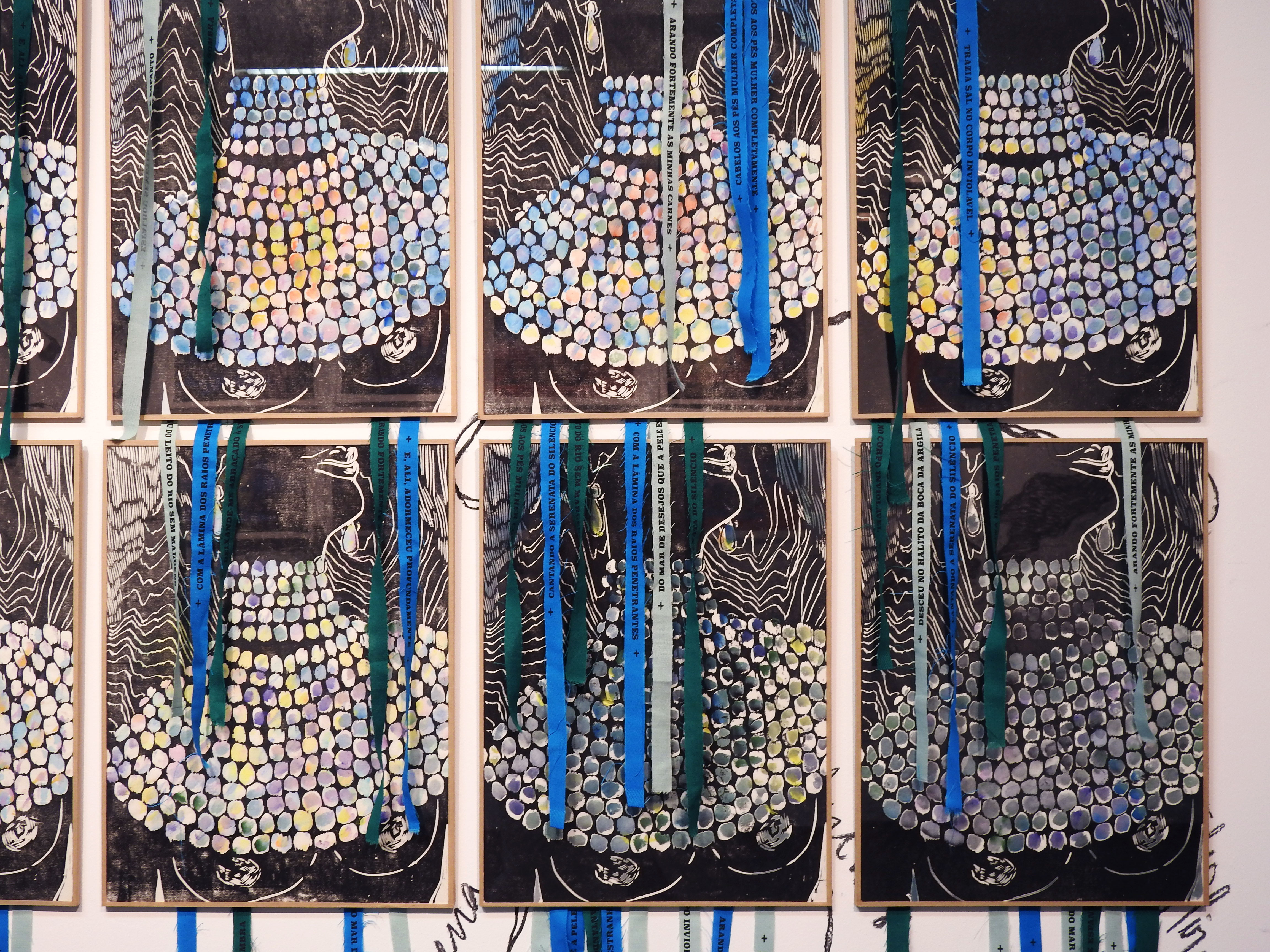 Quelque chose a été oublié par peur | Iara no por do sol, installation de 24 xylographie, gouache, serigraphie sur texte et dessin au fusain, 2022, taille variable