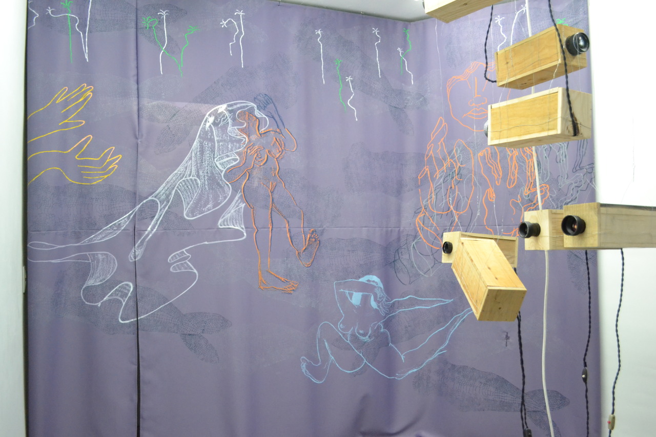 La rosée au bas de soie / À l'ombre des embruns | lumière éteinte, apparition / lumière allumée, disparition. Impression sérigraphie sur tissue 300x400 cm projection photo diapo Matthieu Marre