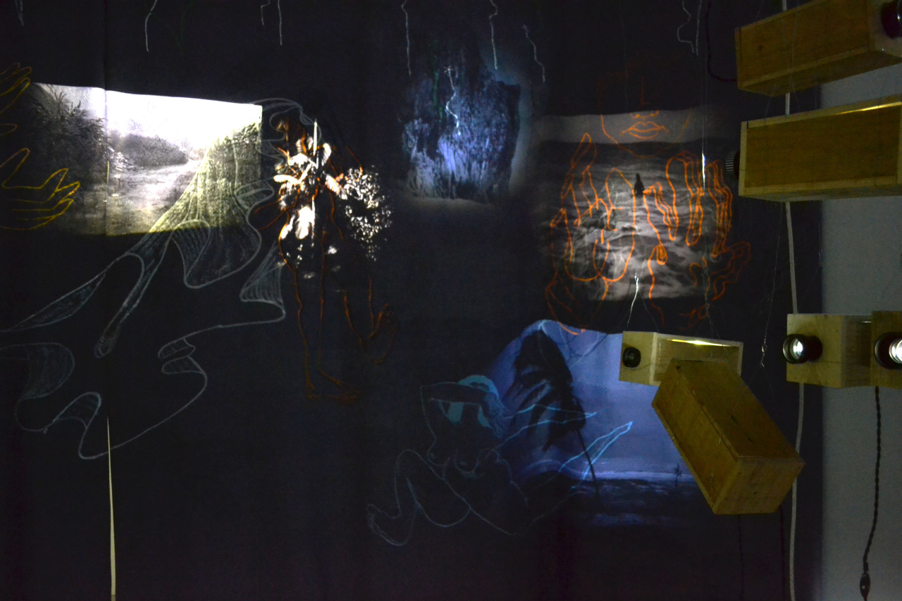 La rosée au bas de soie / À l'ombre des embruns | lumière éteinte, apparition / lumière allumée, disparition. Impression sérigraphie sur tissue 300x400 cm projection photo diapo Matthieu Marre