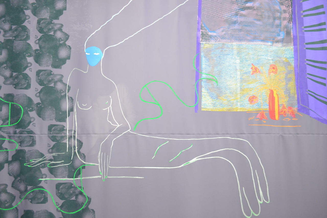 La rosée au bas de soie / À l'ombre des embruns | lumière éteinte, apparition / lumière allumée, disparition. Impression sérigraphie sur tissue 300x400 cm projection photo diapo Matthieu Marre