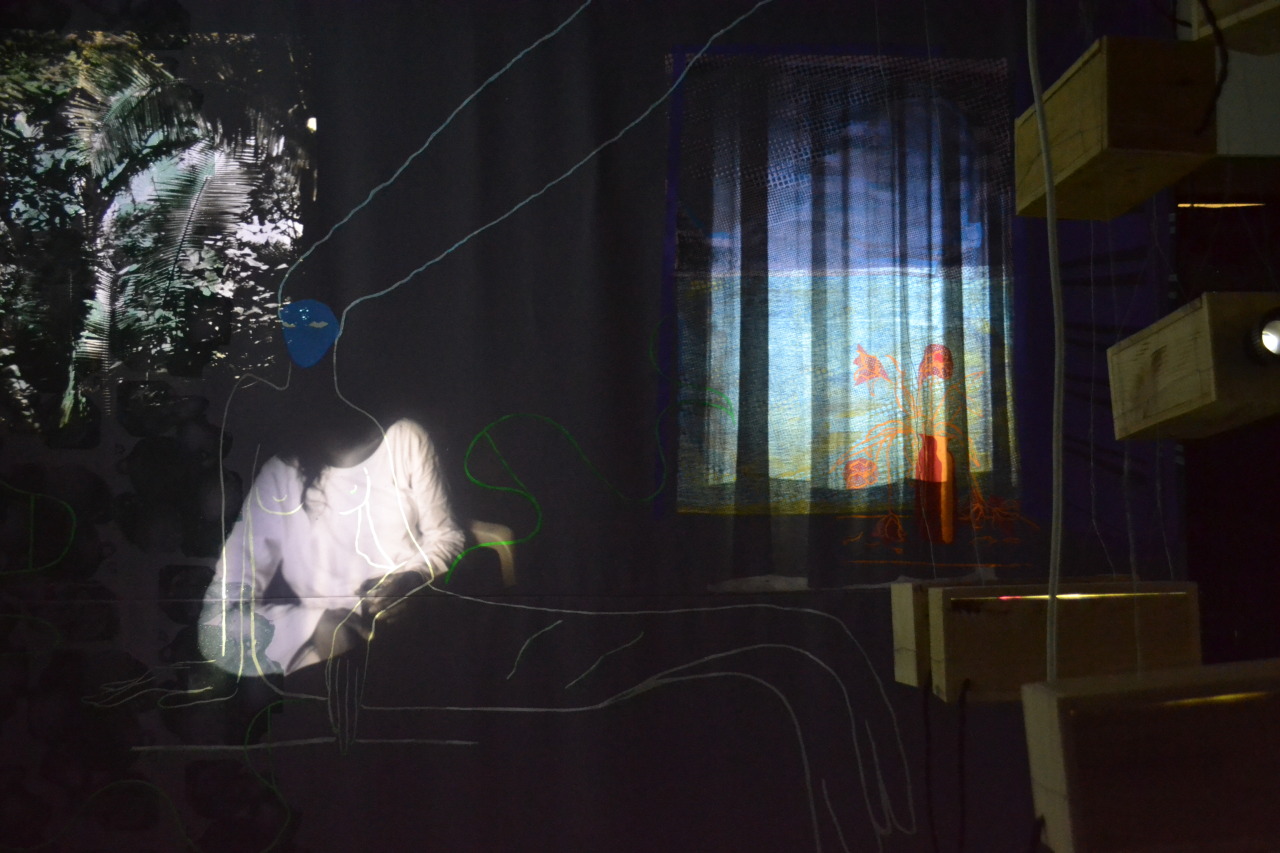 La rosée au bas de soie / À l'ombre des embruns | lumière éteinte, apparition / lumière allumée, disparition. Impression sérigraphie sur tissue 300x400 cm projection photo diapo Matthieu Marre