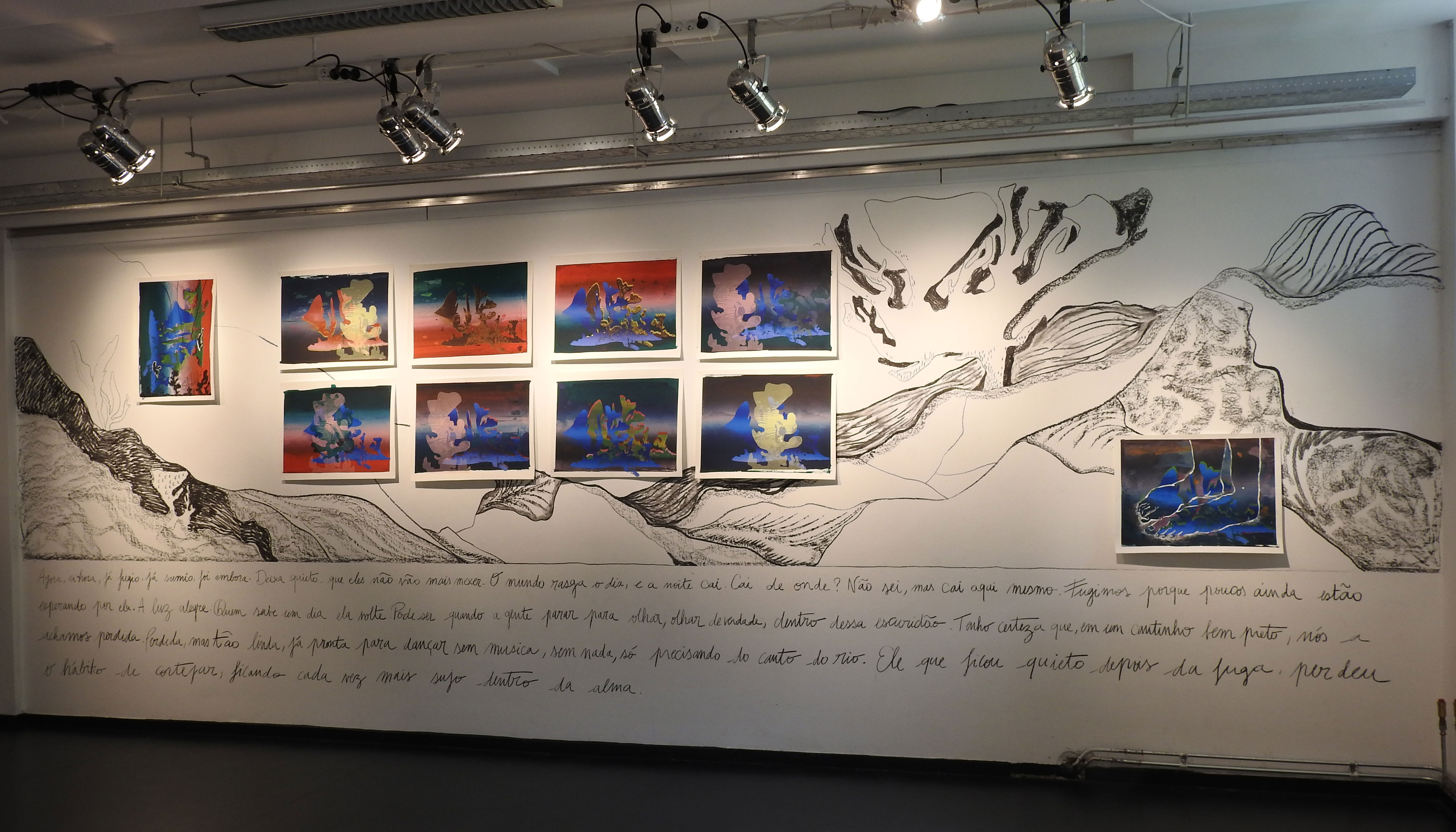 Quelque chose a été oublié par peur | invincible invisible, installation 10 sérigraphie réhaussées de gouache, dessin au fusain et texte 